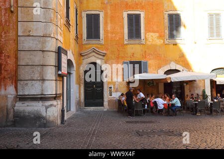 Editorial Bild Rom, Italien, 18.15.2019: Essen im Freien in Rom an einem warmen Sommertag. Stockfoto
