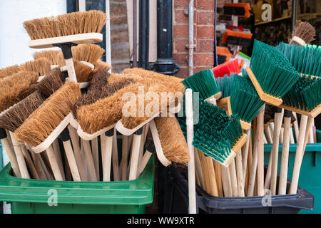 Besen für den Verkauf außerhalb ein Shop in Ledbury, Herefordshire. England Stockfoto