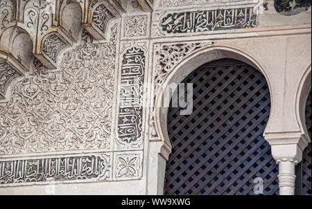 Stuck Wand mit islamischen Dekorationen Detail im Hof von Palacios Nazaries in der Alhambra, Granada, Andalusien, Spanien Stockfoto