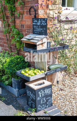 Lokale Produkte für den Verkauf außerhalb eines Hauses. Little Comberton, Cotswolds, Distrikt Wychavon, Worcestershire, Großbritannien Stockfoto