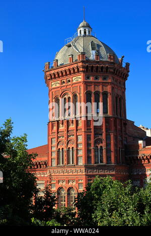 Istanbul, Türkei, 12. August 2019: majestätische Türme von privaten Fener griechische High School und der mittleren Schule. Baujahr 1900. Stockfoto