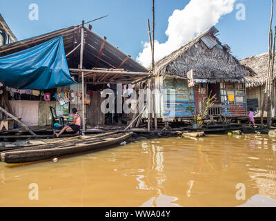 Iquitos, Peru - 16. Mai 2016: schwimmende Häuser in einer kleinen Stadt in Peru. Stockfoto