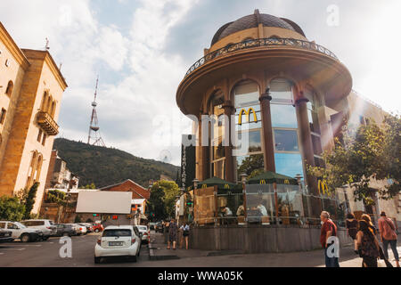 Die beliebten und berühmten McDonald's Restaurant Gebäude auf Rustaveli Avenue in Tiflis, der Hauptstadt Georgiens Stockfoto