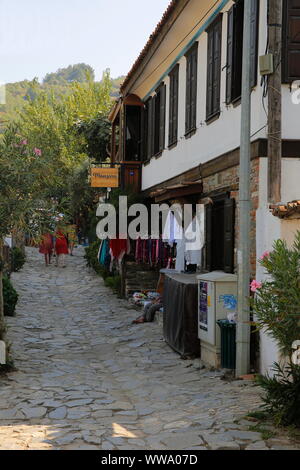 Sirince Village, Izmir, Türkei - 25. August 2019: in einem historischen und ruhigen Dorf auf einem hohen Hügel. Ein Blick auf die engen Gassen. Stockfoto