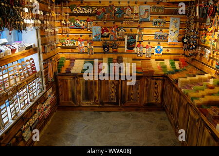 Sirince Village, Izmir, Türkei - 25. August 2019: jedes Jahr viele Touristen besuchen, historischen Dorf Şirince Innenansicht eines eleganten Souvenirläden. Stockfoto