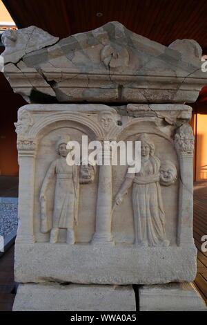 Selcuk, Izmir Türkei - 25. August 2019, in Ephesus archäologischen Museum. Marmor Sarkophag und Relief Muster. 3. Jahrhundert n. Stockfoto