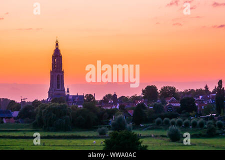 Schöne Stadtbild von rhenen mit Kirchturm bei Sonnenuntergang, ländlichen Ort in den Niederlanden Stockfoto