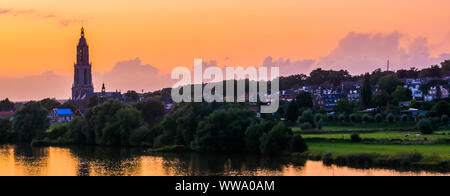 Schöne Skyline von Rhenen bei Sonnenuntergang, schöne rustikale Stadt mit Wasser, Die Niederlande Stockfoto