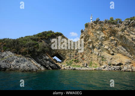 Steile Struktur namens perforierte Rock in Dalyan, Iztuzu Region, und ein Leuchtturm an der Spitze. Dalyan, Türkei. Stockfoto