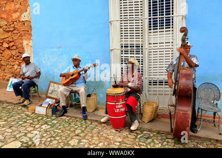 Havanna/Kuba - April 2015: in Havanna und fast alle Städte Musik Gruppen auf den Straßen. Touristen sind glücklich und viel Spaß beim Tanzen. Stockfoto