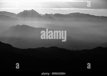 Sonnenaufgang über den Sierras de Tejeda Bergkette von Comares, Axarquia, Malaga, Andalusien, Costa del Sol, Spanien gesehen Stockfoto