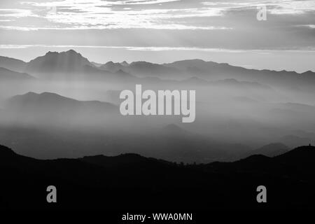 Sonnenaufgang über den Sierras de Tejeda Bergkette von Comares, Axarquia, Malaga, Andalusien, Costa del Sol, Spanien gesehen Stockfoto