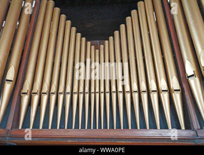 Ein kreativer Blick auf Orgelpfeifen in die Pfarrkirche St. Michael, Sutton, Norfolk, England, Vereinigtes Königreich, Europa. Stockfoto