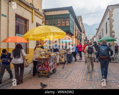 Bogota, Kolumbien - 13 September, 2013: die Menschen auf der Straße von Bogota, La Candelaria Bezirk Stockfoto