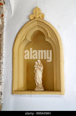 Eine Nische mit Madonna und Kind Statue in der Pfarrkirche St. Michael in Sutton, Norfolk, England, Vereinigtes Königreich, Europa. Stockfoto