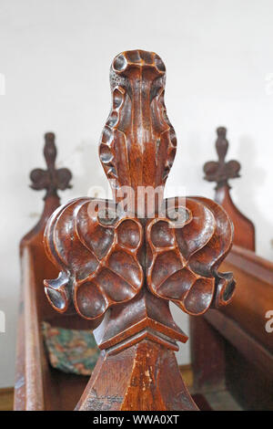 Jahrhundert geschnitzte poppyhead Bank Ende in die Pfarrkirche St. Michael in Sutton, Norfolk, England, Vereinigtes Königreich, Europa. Stockfoto