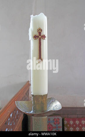 Eine Kerze mit Kreuz Dekoration in die Pfarrkirche St. Michael in Sutton, Norfolk, England, Vereinigtes Königreich, Europa. Stockfoto