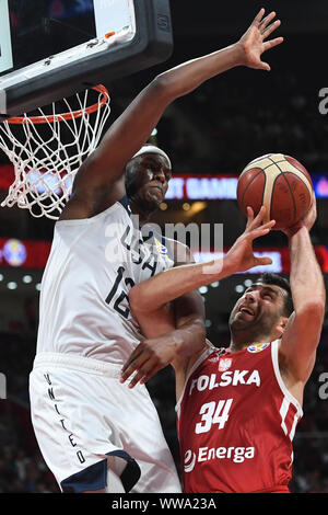 Peking, China. 14 Sep, 2019. Adam Hrycaniuk (R) der Polen für den Korb gegen Myles Turner von den Vereinigten Staaten während der Einstufung Spiele 7-8 zwischen den Vereinigten Staaten und Polen 2019 FIBA-Weltmeisterschaft in Peking, der Hauptstadt von China, Sept. 14, 2019. Credit: Ju Huanzong/Xinhua/Alamy leben Nachrichten Stockfoto