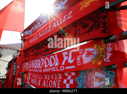 Liverpool, Merseyside, UK. 14 Sep, 2019. Fußball der englischen Premier League, Liverpool gegen Newcastle United, Liverpool FC Merchandise zum Verkauf an eine inoffizielle stehen auf den Ansatz für das Stadion - Streng redaktionelle Verwendung. Keine Verwendung mit nicht autorisierten Audio-, Video-, Daten-, Spielpläne, Verein/liga Logos oder "live" Dienstleistungen. On-line-in-Match mit 120 Bildern beschränkt, kein Video-Emulation. Keine Verwendung in Wetten, Spiele oder einzelne Verein/Liga/player Publikationen Quelle: Aktion Plus Sport Bilder/Alamy Live News Credit: Aktion Plus Sport Bilder/Alamy Live News Credit: Aktion Plus Sport Bilder/Alamy L Stockfoto