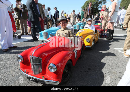 Goodwood, West Sussex, UK. 14. September 2019. Noah Greig vorbereiten auf das Raster bereit für die Austin J40 Pedal Car Rennen auf dem Goodwood Revival in Goodwood, West Sussex, UK zu bewegen. © Malcolm Greig/Alamy leben Nachrichten Stockfoto