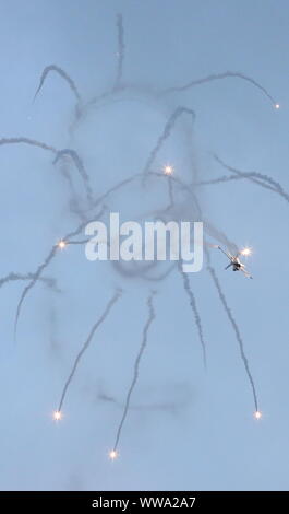 Brüssel, Belgien. 13 Sep, 2019. Ein kampfjet der belgischen Luftwaffe fliegt in den Sonnenuntergang Sanicole Airshow in Hechtel, Belgien, Sept. 13, 2019. Credit: Wang Xiaojun/Xinhua/Alamy leben Nachrichten Stockfoto