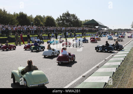 Goodwood, West Sussex, UK. 14. September 2019. Konkurrenten zu Beginn des Austin J 40 Settrington Cup Pedal Car Rennen auf dem Goodwood Revival in Goodwood, West Sussex, UK. © Malcolm Greig/Alamy leben Nachrichten Stockfoto