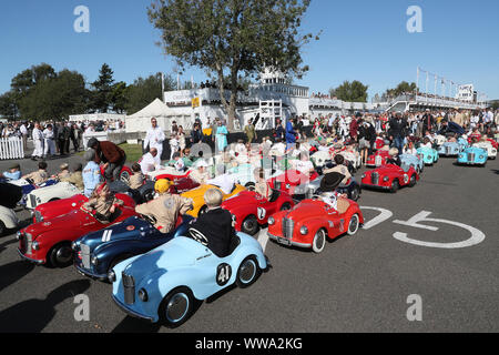 Goodwood, West Sussex, UK. 14. September 2019. Konkurrenten am Ende der Austin J 40 Settrington Cup Pedal Car Race Teil 1 Am Goodwood Revival in Goodwood, West Sussex, UK. © Malcolm Greig/Alamy leben Nachrichten Stockfoto