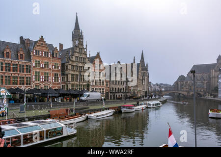 Gent, Belgien - 16 Dezember, 2018: Allgemeine Ansicht der Graslei mit Boote auf dem Fluss Leie im Vordergrund. Stockfoto
