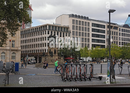 Leute, die sich vor dem Denkmal von Gutenberg am Roßmarkt Frankfurt am Main Deutschland Stockfoto