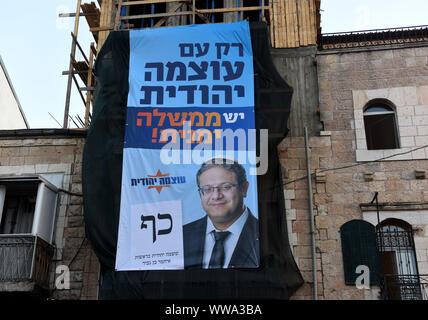 Ein Wahlplakat mit einem Foto von Itamar Ben-Gvir, Führer der Israelischen rechtsextremen Partei Otzma Yehudit, hängt in Jerusalem, am Freitag, den 13. September, 2019. Die jüngsten Umfragen zeigen Premierminister Benjamin Netanjahu und Benny Gantz in einem toten Rennen Rennen, wie die Israelis am 17. September stimmen, zum zweiten Mal innerhalb von fünf Monaten nach PM Netanyahu versäumt, eine Koalitionsregierung zu bilden. Foto von Debbie Hill/UPI Stockfoto