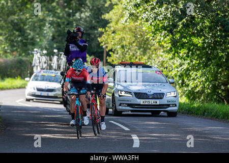 Manchester, Großbritannien. 14 Sep, 2019. ; OVO Tour durch Großbritannien radfahren, Etappe 8 enthält fast 2.000 Meter klettern, einschließlich der berühmten Aufstieg der Rake bei Ramsbottom, vor der Fertigung auf der ikonischen Deansgate, Manchester City Centre; ein Masison Genesis Rider und ein Team Wiggins rider Kopf der Packung in den frühen Stadien - Redaktionelle Verwendung Credit: Aktion Plus Sport Bilder/Alamy leben Nachrichten Stockfoto