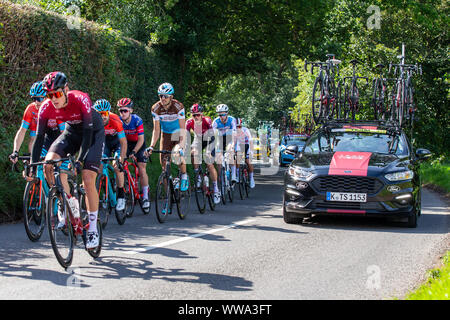 Manchester, Großbritannien. 14 Sep, 2019. ; OVO Tour durch Großbritannien radfahren, Etappe 8 enthält fast 2.000 Meter klettern, einschließlich der berühmten Aufstieg der Rake bei Ramsbottom, vor der Fertigung auf der ikonischen Deansgate, Manchester City Centre; Team INEO Fahrer und Teams unterstützen Auto-redaktionelle Verwendung Credit: Aktion Plus Sport Bilder/Alamy leben Nachrichten Stockfoto