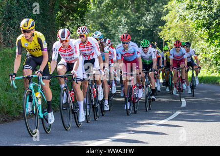 Manchester, Großbritannien. 14 Sep, 2019. ; OVO Tour durch Großbritannien radfahren, Etappe 8 enthält fast 2.000 Meter klettern, einschließlich der berühmten Aufstieg der Rake bei Ramsbottom, vor der Fertigung auf der ikonischen Deansgate, Manchester City Centre; Das peleton fahren durch die Landschaft von Cheshire - Redaktionelle Verwendung Credit: Aktion Plus Sport Bilder/Alamy leben Nachrichten Stockfoto