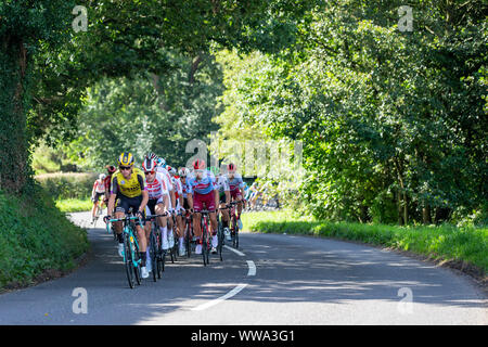 Manchester, Großbritannien. 14 Sep, 2019. ; OVO Tour durch Großbritannien radfahren, Etappe 8 enthält fast 2.000 Meter klettern, einschließlich der berühmten Aufstieg der Rake bei Ramsbottom, vor der Fertigung auf der ikonischen Deansgate, Manchester City Centre; Das peleton fahren durch die Landschaft von Cheshire - Redaktionelle Verwendung Credit: Aktion Plus Sport Bilder/Alamy leben Nachrichten Stockfoto