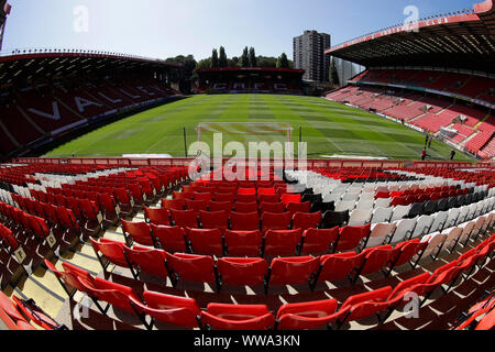 London, Großbritannien. 14. September 2019; das Tal, Charlton, London, England; Englische Meisterschaft Fußball, Charlton Athletic gegen Birmingham City; Allgemeine Blick in das Tal Stadion - Streng redaktionelle Verwendung. Keine Verwendung mit nicht autorisierten Audio-, Video-, Daten-, Spielpläne, Verein/liga Logos oder "live" Dienstleistungen. On-line-in-Match mit 120 Bildern beschränkt, kein Video-Emulation. Credit: Aktion Plus Sport Bilder/Alamy leben Nachrichten Stockfoto