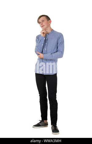 Volle Länge von Stattlichen fröhliche junge Teenager tragen lässigen Jeans und Shirt, Hand, Kinn, positives Denken, die sich im Laufe der Weißen backgro isoliert Stockfoto