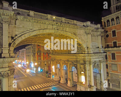 Monumentale Brücke in Genua, Ponte Monumentale in der Via XX Settembre. Genova. Ligurien, Italien. Stockfoto