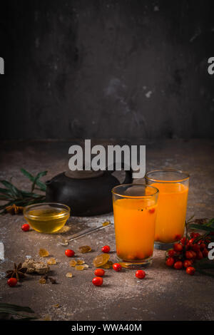 Zwei Gläser von Berry Tee mit Tee- und kopieren. Stockfoto
