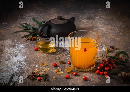Glas Sanddorn Tee mit Tee- und kopieren. Stockfoto
