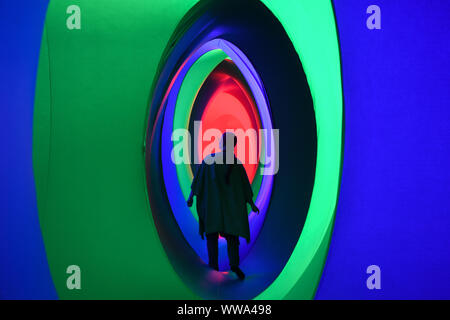 Ein Besucher Spaziergänge durch Colorscape während des Colorscape Musik Festival, das von September 14 bis September 22. auf Clapham Common in London. Stockfoto