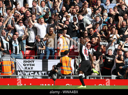 Liverpool, Merseyside, UK. 14 Sep, 2019. ; Anfield, Liverpool, Merseyside, England; Fußball der englischen Premier League, Liverpool gegen Newcastle United; Jetro Willems von Newcastle United vor dem Besuch fans feiert nach dem Scoring der öffnung Ziel nach 7 Minuten - Streng redaktionelle Verwendung. Keine Verwendung mit nicht autorisierten Audio-, Video-, Daten-, Spielpläne, Verein/liga Logos oder "live" Dienstleistungen. On-line-in-Match mit 120 Bildern beschränkt, kein Video-Emulation. Keine Verwendung in Wetten, Spiele oder einzelne Verein/Liga/player Publikationen Quelle: Aktion Plus Sport Bilder/Alamy Live News Credit: Aktion Stockfoto