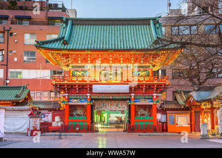 Kanda Schrein, Tokyo, Japan, Eingang Straße in den frühen Morgen. Stockfoto