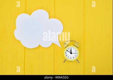 Wecker mit Sprechblase. Konzept der Zeitaufwändig auf Kommunikation, mit Platz für Ihren Text Stockfoto