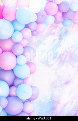 Bunte Luftballons Hintergrund, druckvolle Pastellfarbenen und Soft Focus. Rosa und Mint ballons Foto wand Geburtstag Dekoration Stockfoto