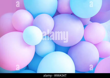 Bunte Luftballons Hintergrund, druckvolle Pastellfarbenen und Soft Focus. Rosa und Mint ballons Foto wand Geburtstag Dekoration Stockfoto