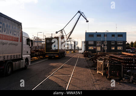 Be- und Entladen im Hafen Stockfoto