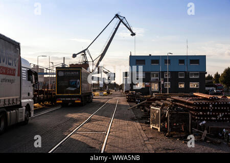 Be- und Entladen im Hafen Stockfoto