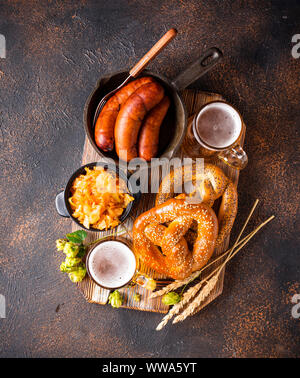 Bier, Brezeln und bayrische Speisen Stockfoto