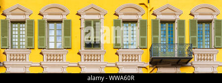 Nizza in Frankreich, farbenfrohe Fassade, mit typischen Wandmalereien windows und grünen Fensterläden, place Garibaldi, Detail Stockfoto