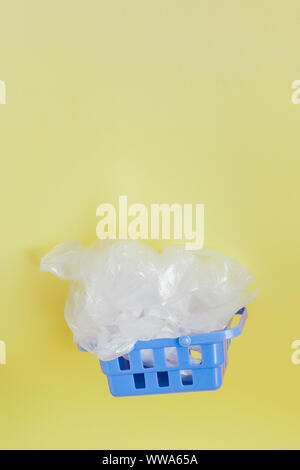 Polyäthylenbeutel im Warenkorb auf gelben Hintergrund. Stockfoto
